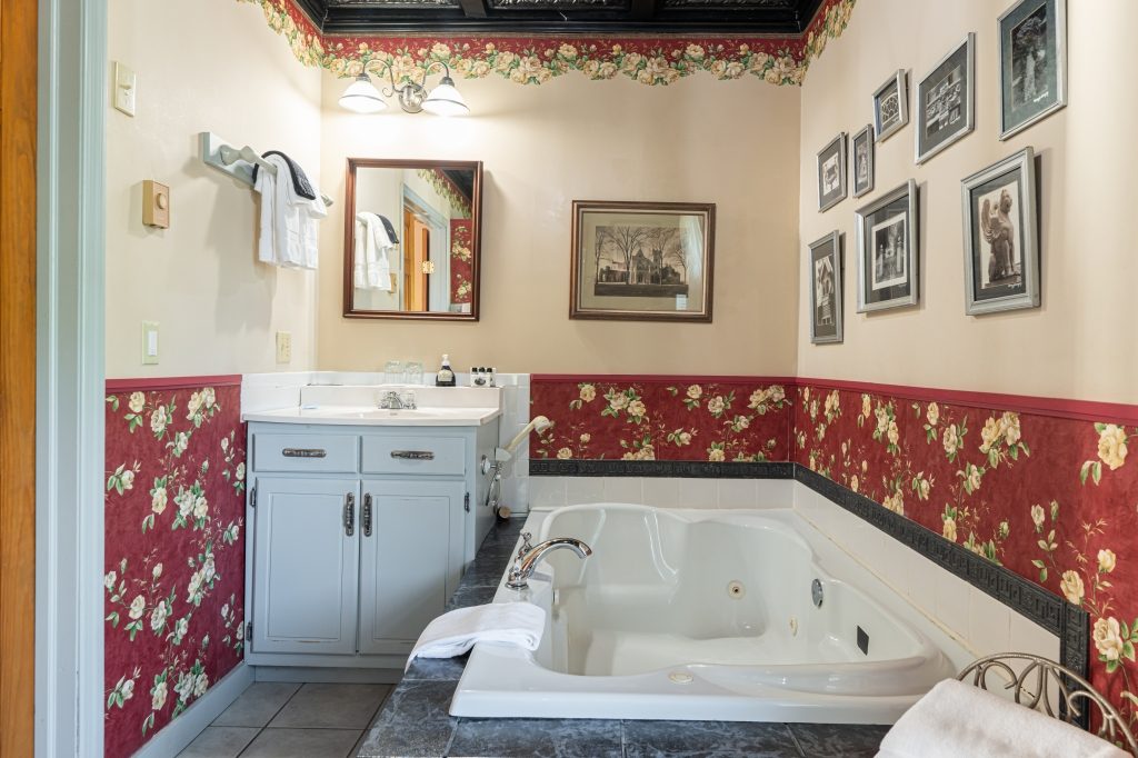 All That Jazz suite — private bathroom with Jacuzzi tub and vanity at The Reynolds Mansion Carriage House