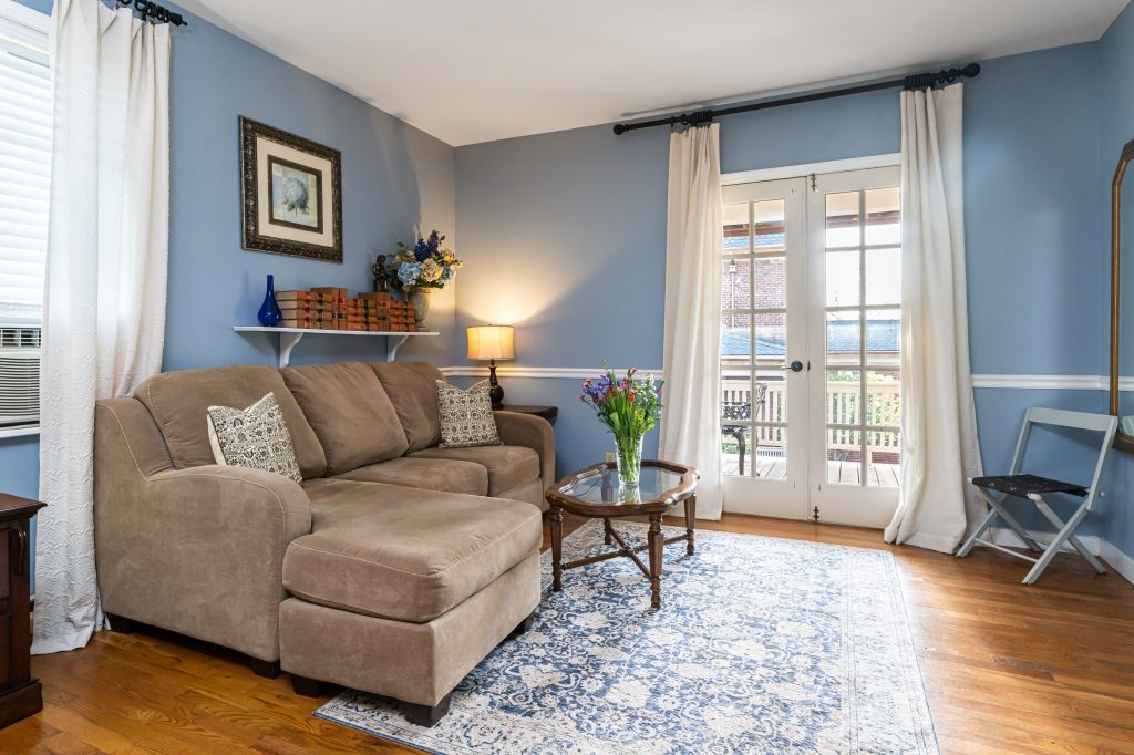 Blue Hydrangea suite — sitting area with French doors to private balcony at The Reynolds Mansion